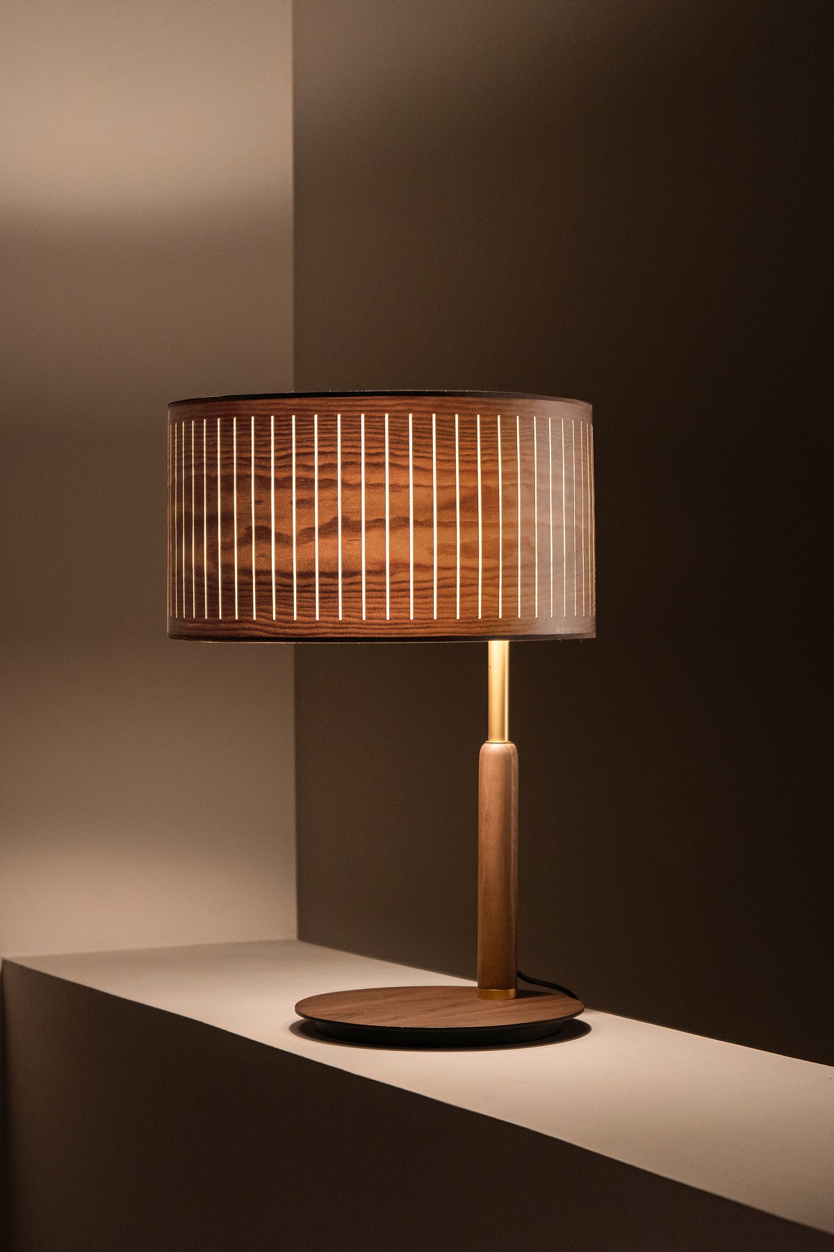 Elegante Autumn Table Lamp Tischleuchte von Nomon aus Holz und Messing, warmes Licht.