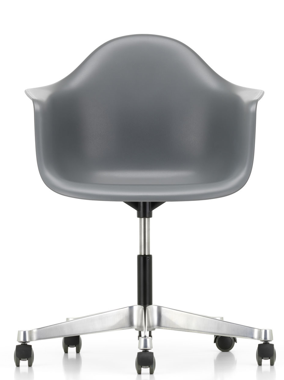 Grauer Eames Plastic Arm Chair PACC von Vitra mit Rollen und Aluminiumfuß, Ansicht von vorne.