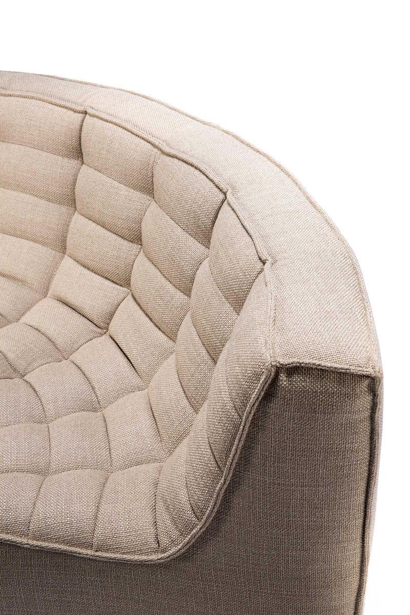 Detailaufnahme: Beige N701 Sofa von Ethnicraft mit runder Ecke und gesteppter Polsterung.