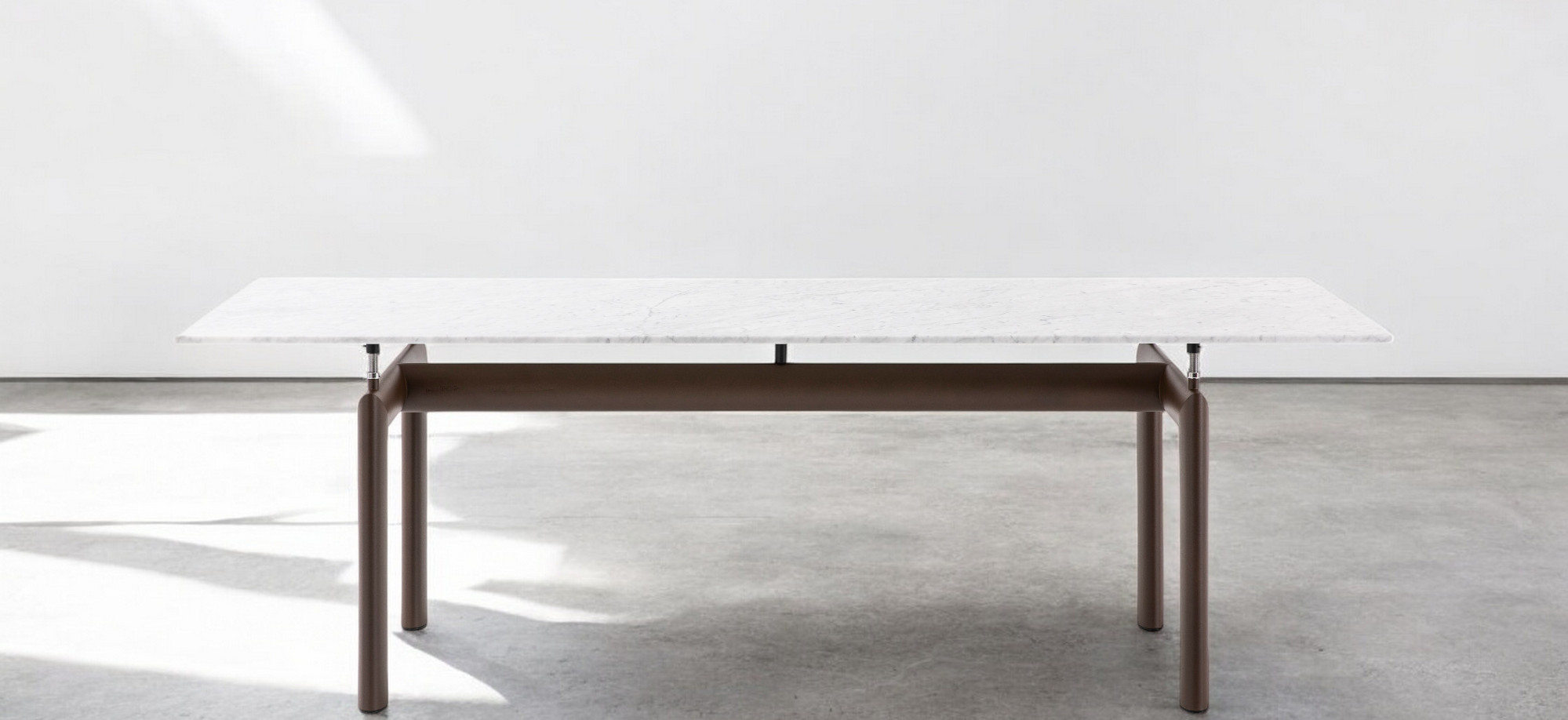 Cassina Tube D´avion Esstisch mit Marmorplatte und braunem Gestell für den Outdoor Bereich.