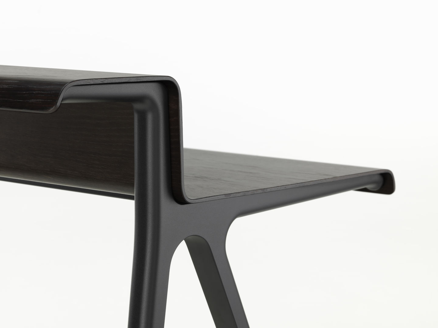 Detailaufnahme vom Vitra Courier Schreibtisch mit dunkler Holzplatte und schwarzem Gestell.