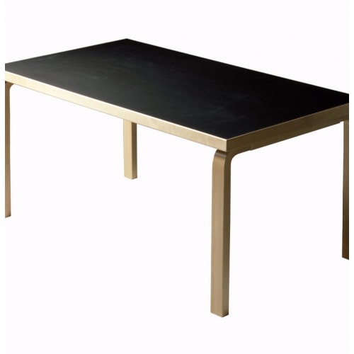 Schwarzer Artek Tisch 81B mit hellen Holzbeinen, skandinavisches Design, rechteckige Form.