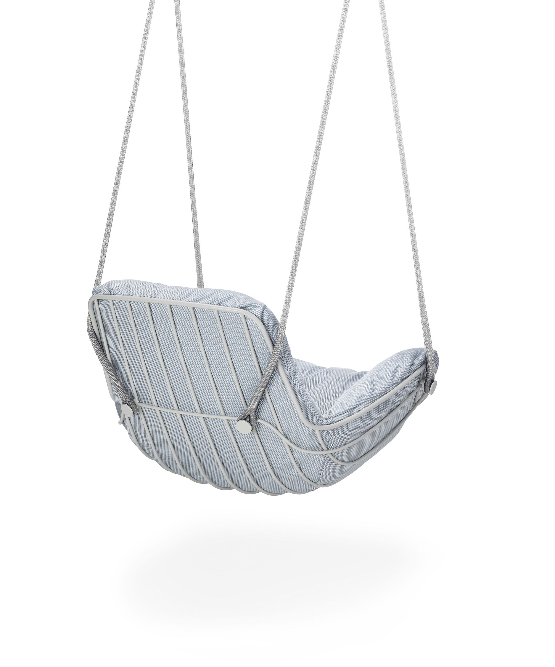 Leyasol Lounge Schwingsessel von Freifrau Manufaktur, hellblaues Outdoor-Möbel mit Seilaufhängung, schwebender Sessel für Garten und Terrasse.
