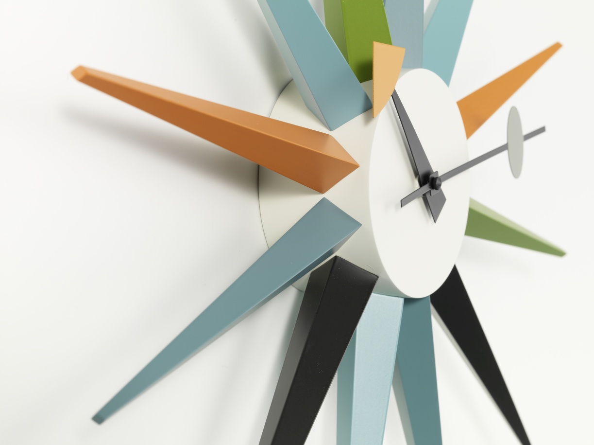 Detailaufnahme der Sunburst Clock Wanduhr von Vitra, mehrfarbiges Designobjekt für stilvolle Wohnraumgestaltung.