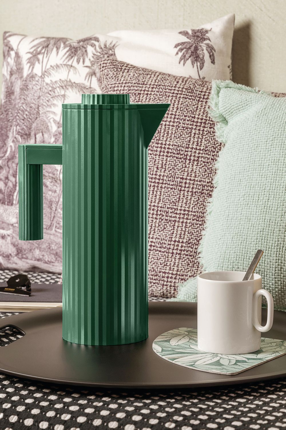 Grüne Alessi Plissé Isolierkanne auf Tablett mit Tasse, stilvolle Thermoskanne für heiße Getränke.