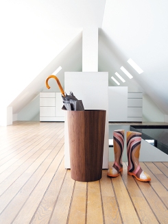 Brauner Schönbuch Schirmständer 0514 aus Holz mit Regenschirm und bunten Gummistiefeln im modernen Flur.