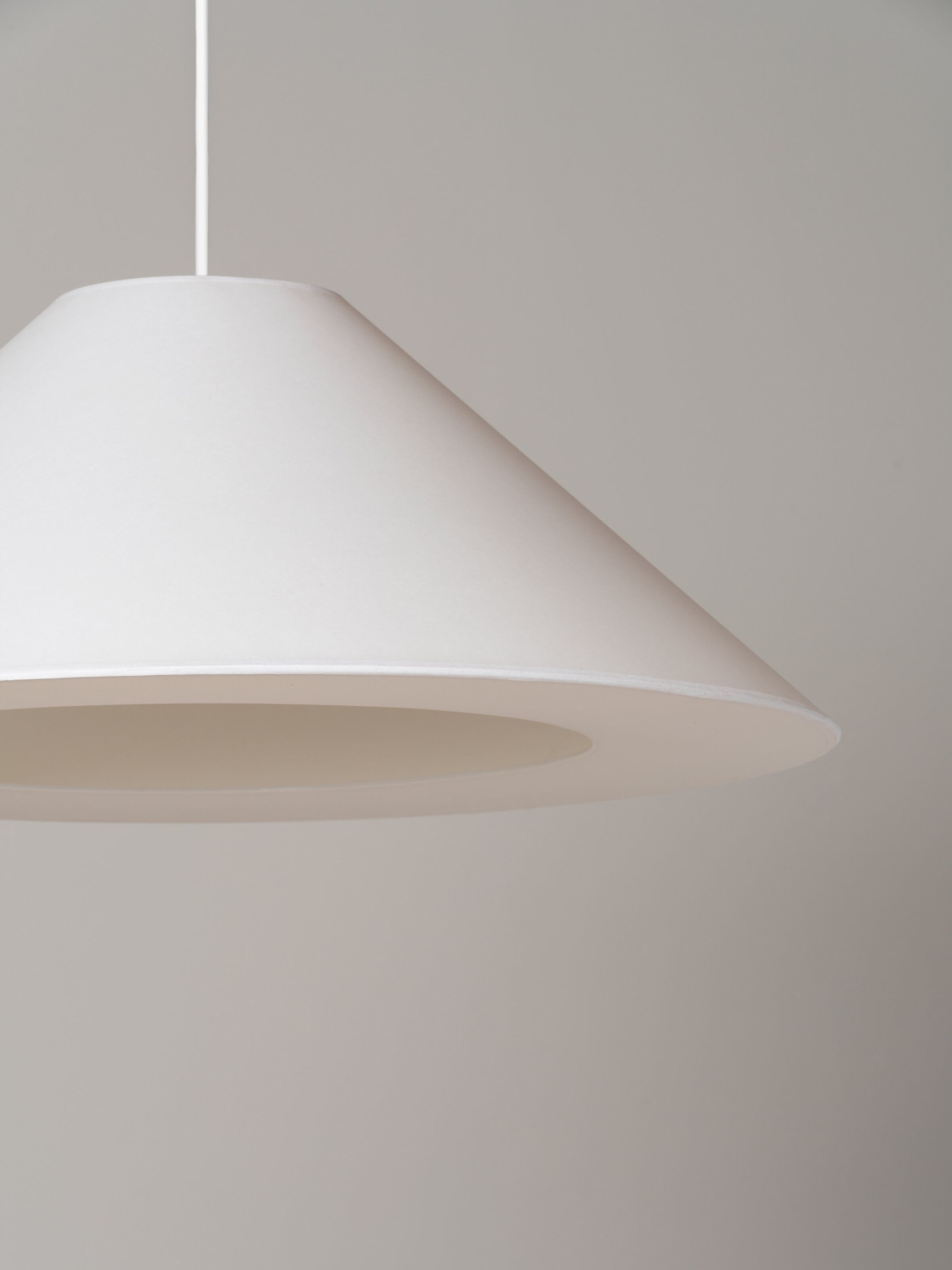 Weiße Sísísí Pendelleuchte von Santa & Cole, modernes Design für stilvolle Innenbeleuchtung.