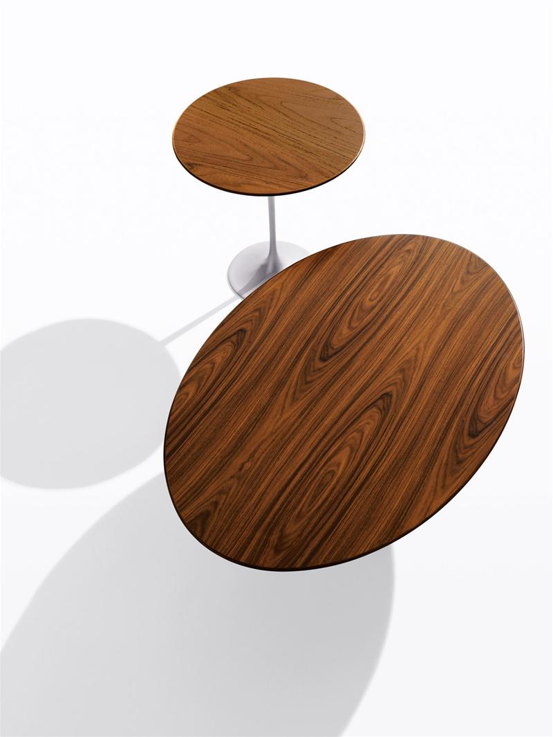 Saarinen Beistelltisch von Knoll International mit Holzplatte und weißem Fuß, oval und rund.
