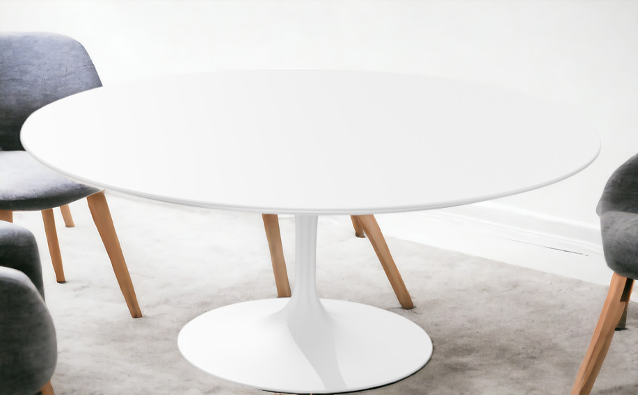 Saarinen runder Couchtisch von Knoll International, weißer Esstisch mit Mittelfuß und Stühlen.
