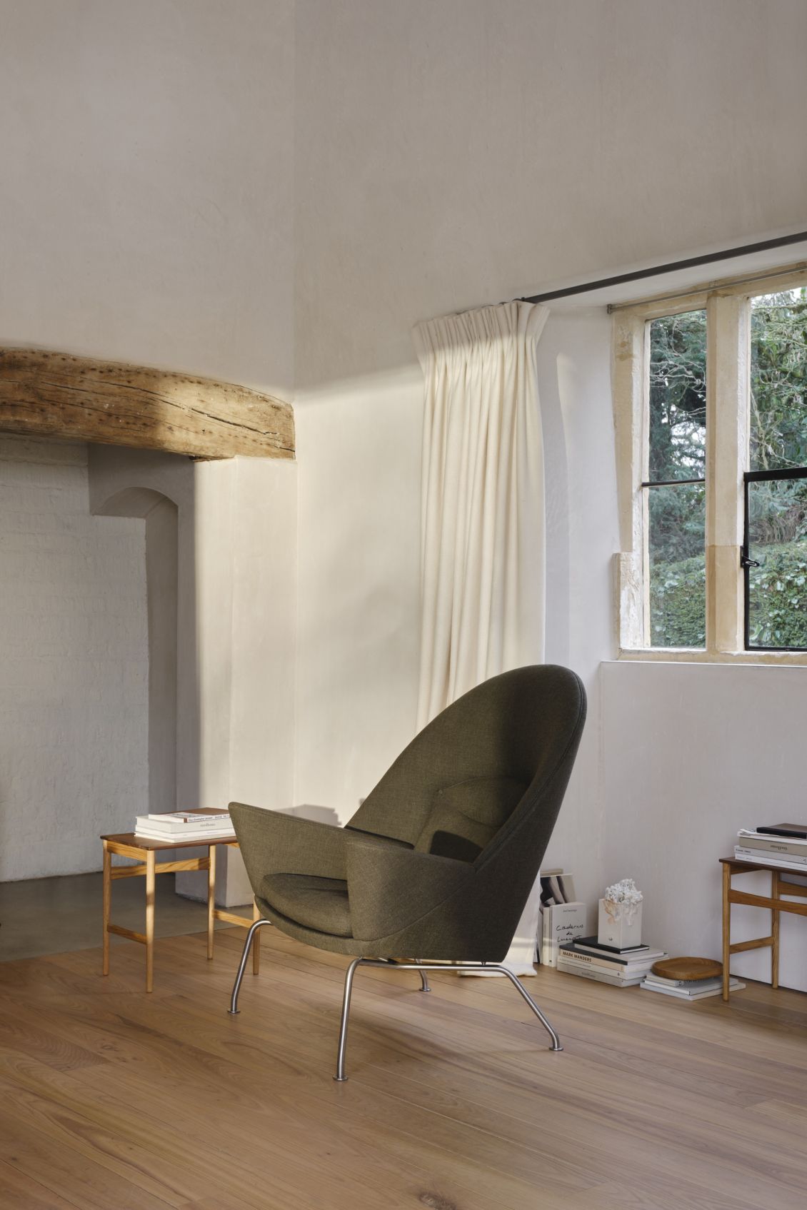 Innenaufnahme mit grauem Sessel und zwei CH004 Beistelltischen von Carl Hansen, skandinavisches Design für Wohnzimmer.