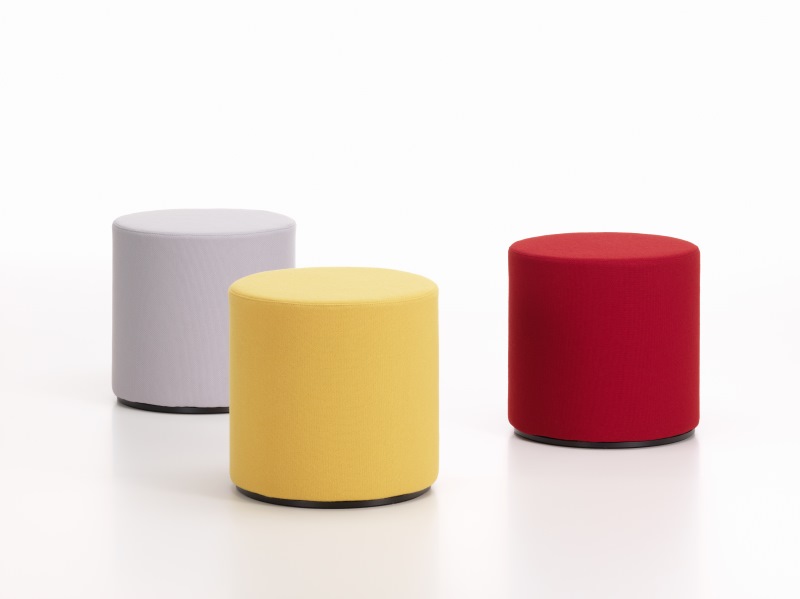 Vitra Visiona Stool Hocker in Grau, Gelb und Rot auf weißem Hintergrund.