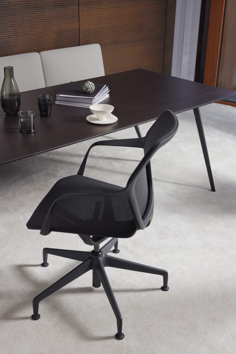 Ray Work 9220 Bürodrehstuhl von Brunner, schwarzer ergonomischer Schreibtischstuhl mit Armlehnen und Netzrückenlehne im modernen Büro.