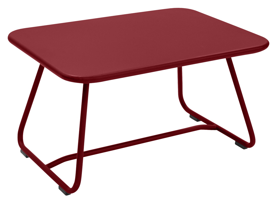 Roter Sixties Outdoor Tisch von Fermob, rechteckig, aus Metall, für Garten und Terrasse.