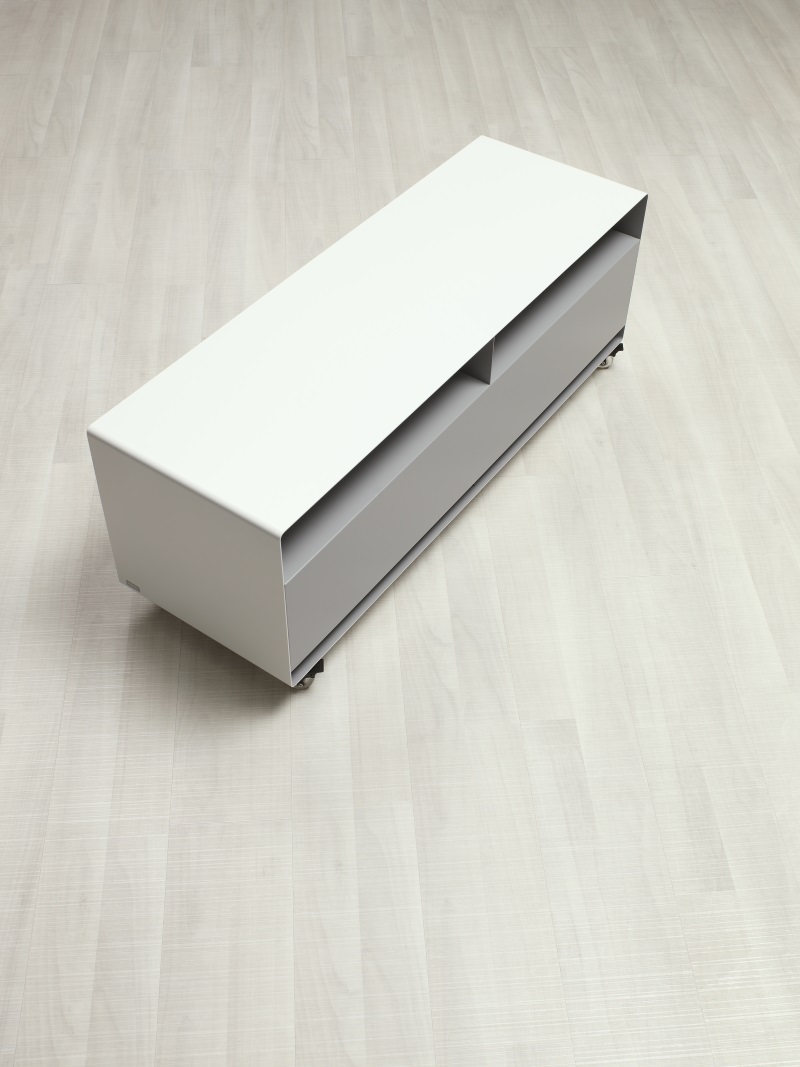 Weißes R 109N Sideboard von Müller Möbelfabrikation, modernes Design mit Schubladen und Rollen, für Wohnzimmer oder Büro.