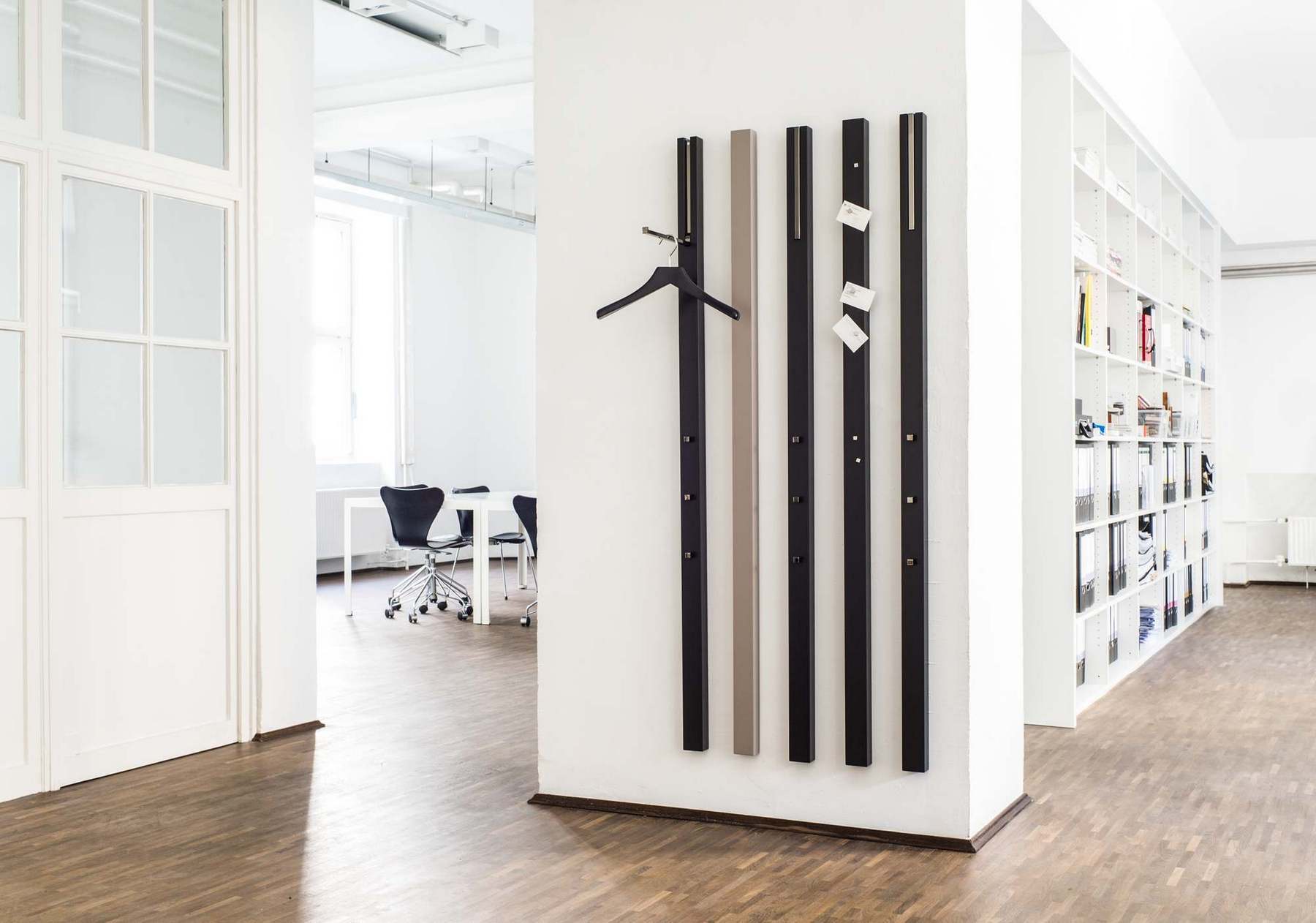 Schönbuch Kleiderbügel 0112 an der Wand, minimalistisches Design für Flur und Büro, Garderobenlösung mit Hängevorrichtung.