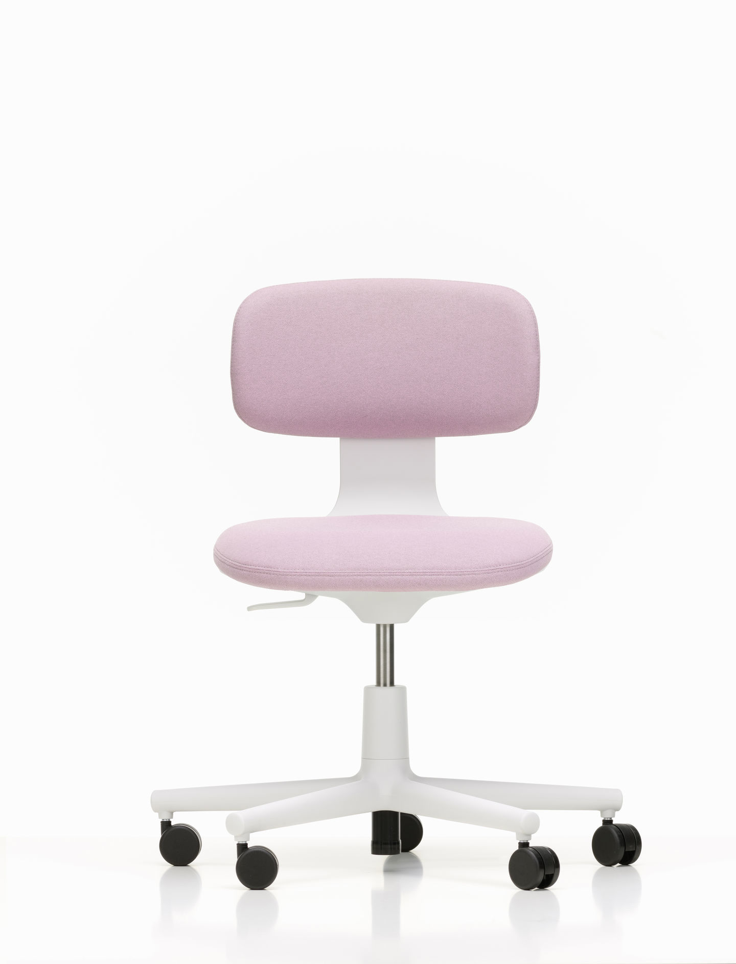 Vitra Rookie Bürodrehstuhl in Rosa mit weißem Gestell und Rollen vor weißem Hintergrund.