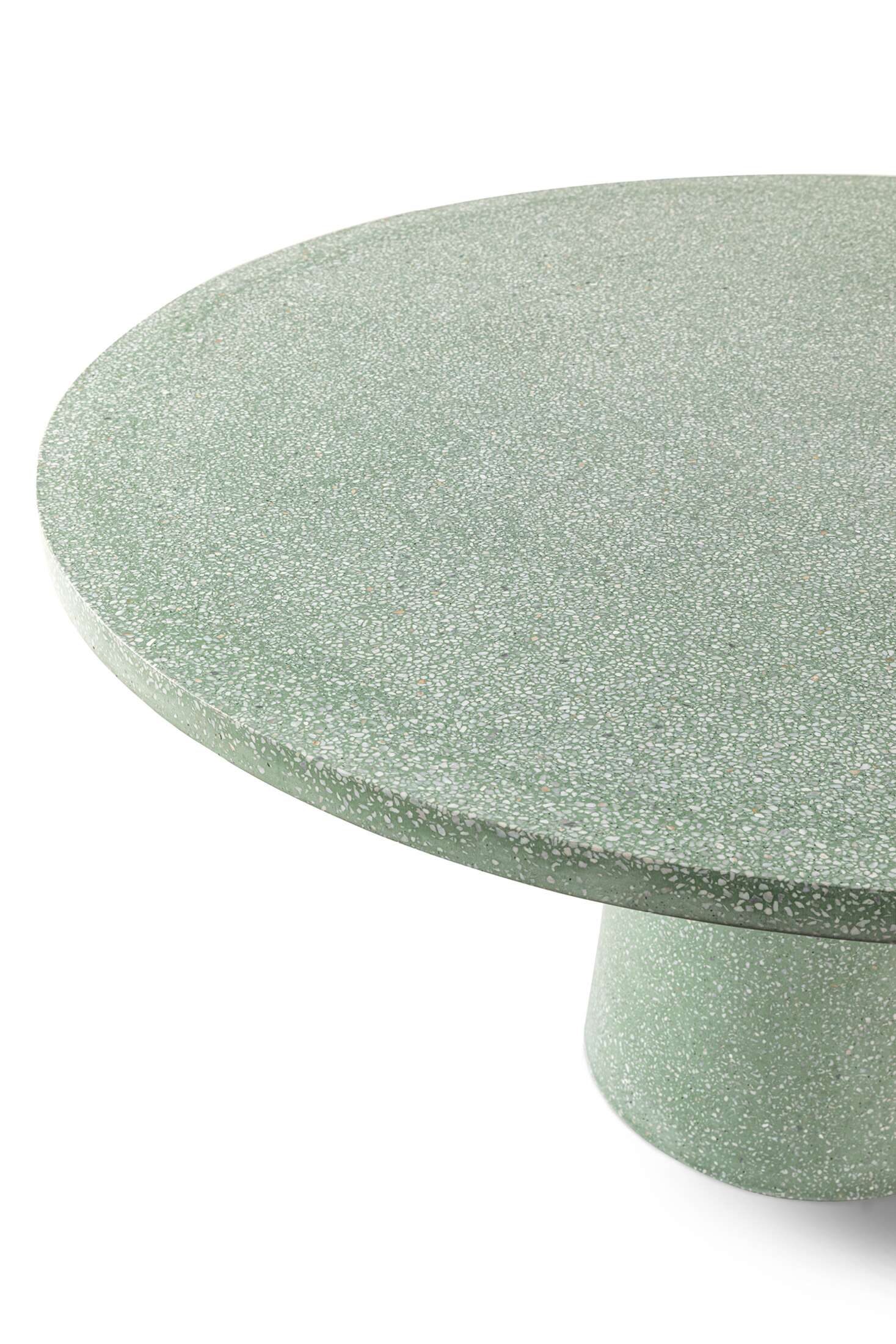 Nahaufnahme des Cassina Dine Out Esstischs mit runder, grüner Terrazzo-Tischplatte für den Außenbereich.