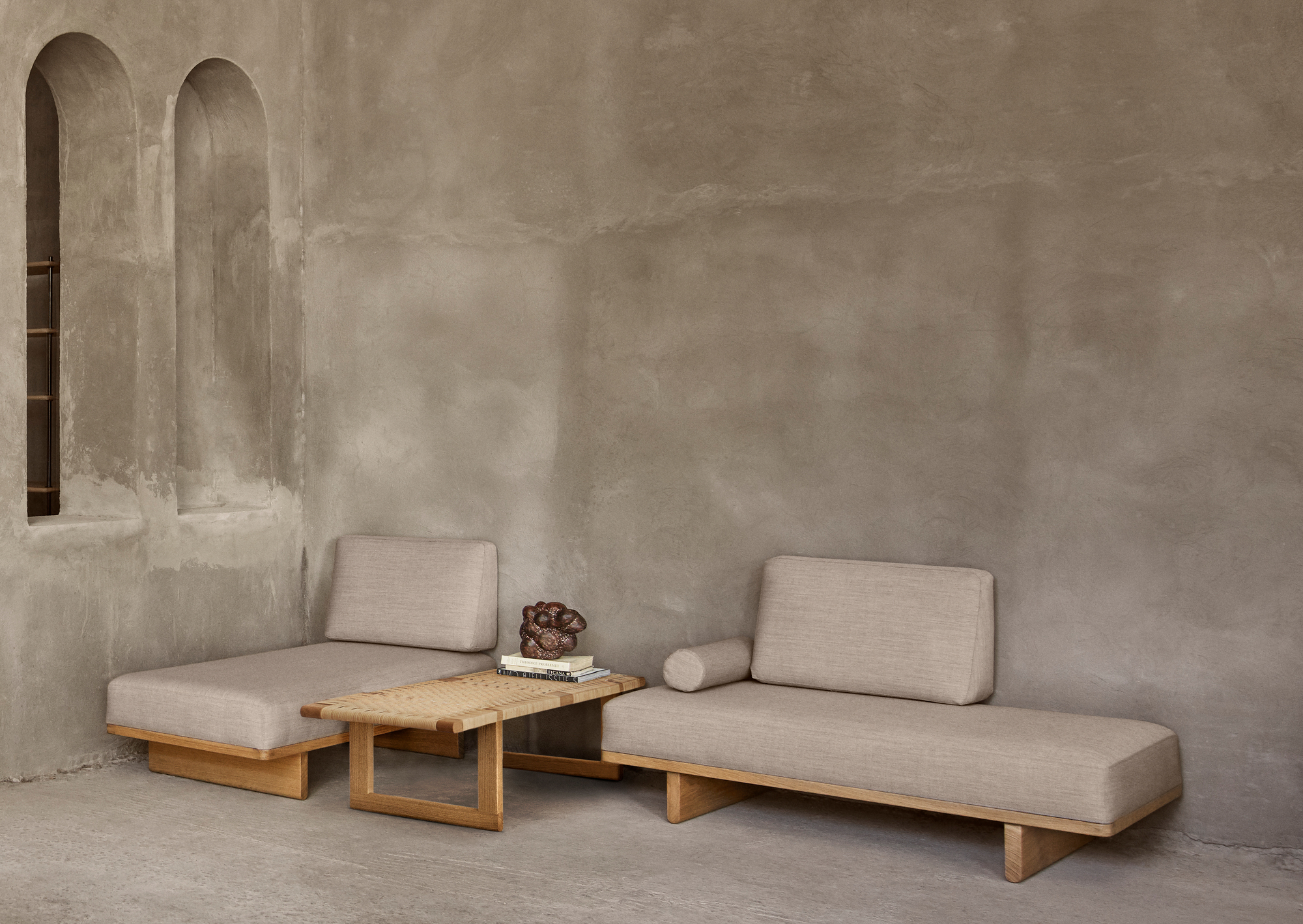 Beige Carl Hansen Daybed BM0865 mit Holztisch und Dekoration vor einer grauen Wand.