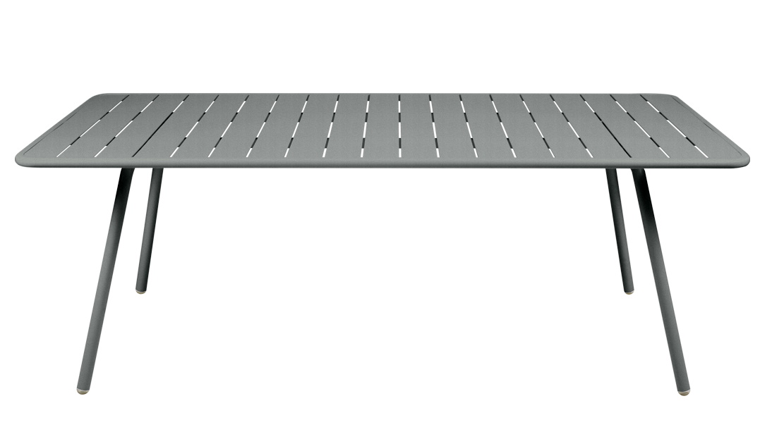 Grauer Luxembourg Tisch von Fermob für den Außenbereich, Gartentisch aus Aluminium mit Lattenmuster.