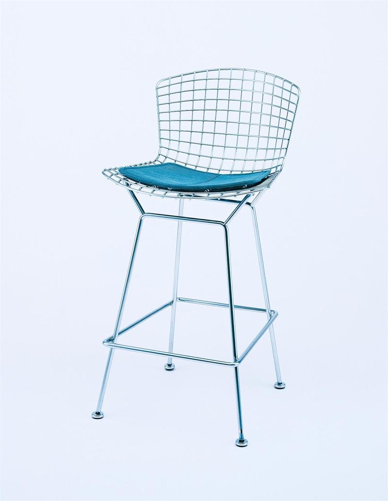 Bertoia Barhocker von Knoll International mit blauem Sitzkissen, verchromtes Drahtgestell, modernes Design.