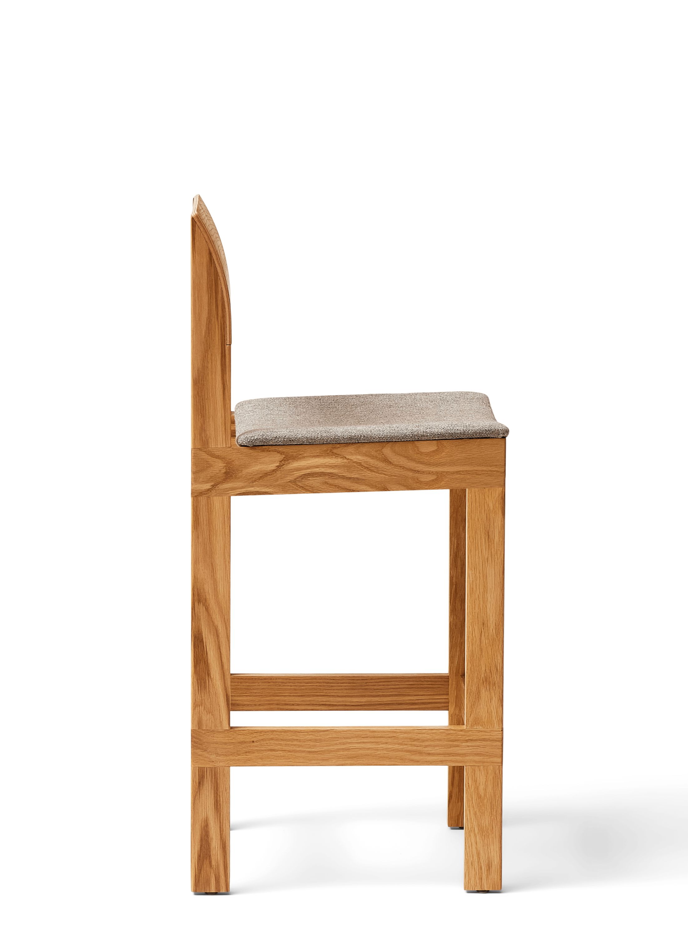 Sonder Barhocker 65 von Form & Refine, Seitenansicht, Holzstruktur und gepolsterter Sitz.