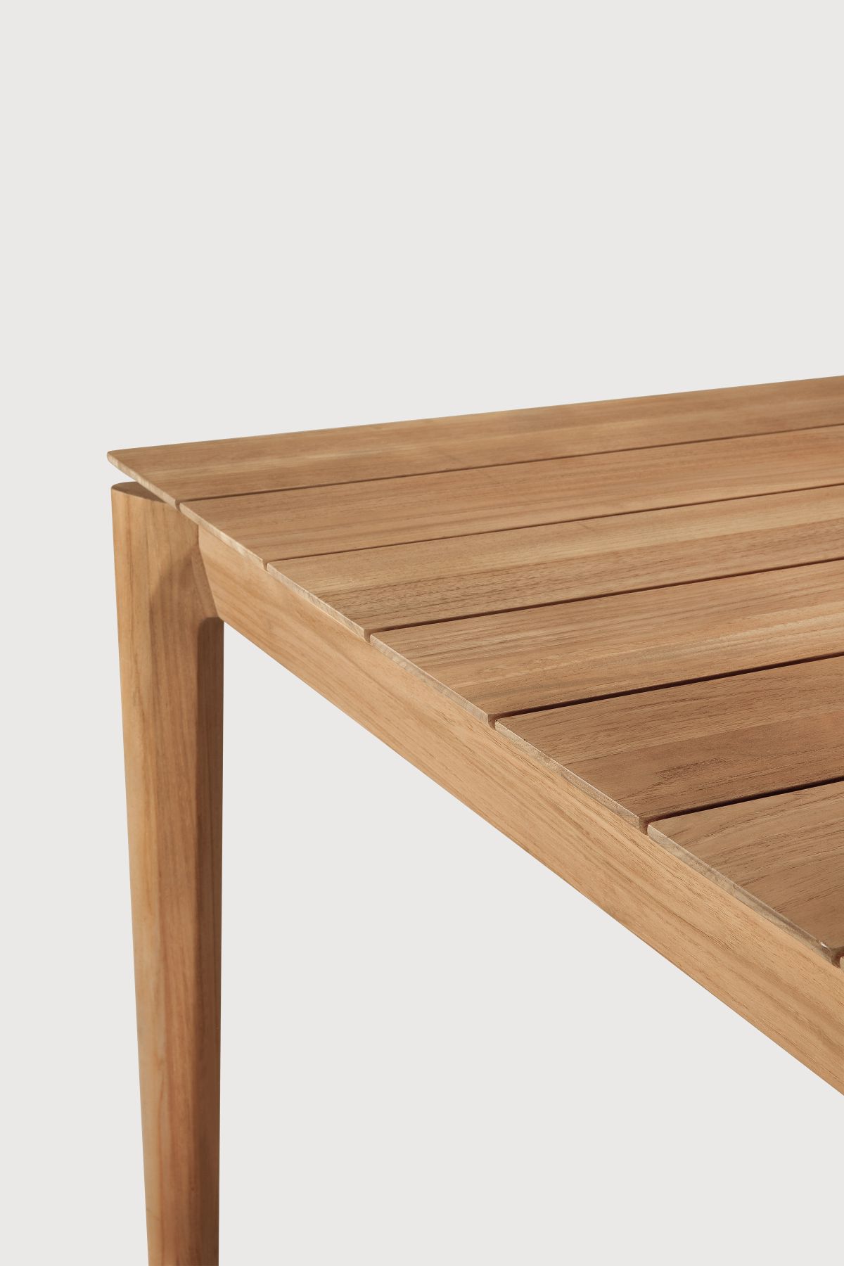 Detailaufnahme des Ethnicraft Bok Outdoor Tisches aus Teakholz, ideal für Garten und Terrasse.