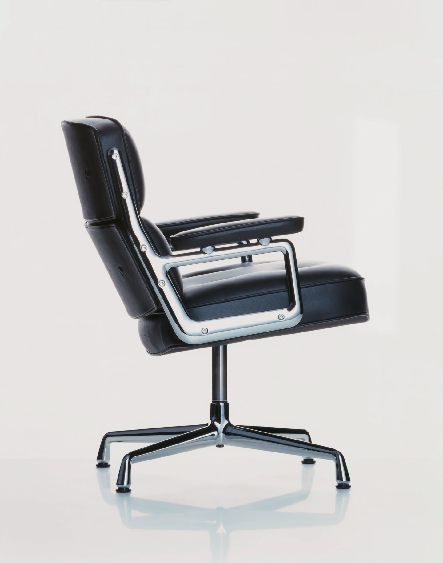 Schwarzer Lobby Chair ES108 von Vitra, Ledersessel mit Chromgestell, Bürostuhl für stilvolles Arbeiten.