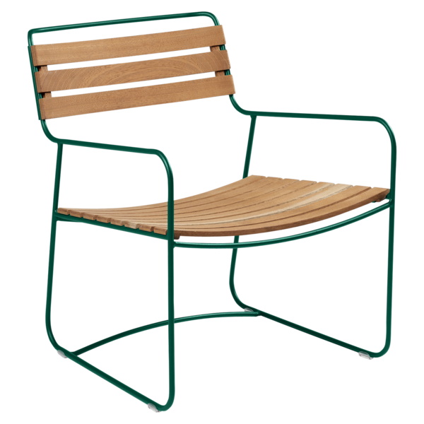 Fermob Surprising Sessel für den Außenbereich, grünes Metallgestell mit Sitzfläche und Rückenlehne aus hellem Holz.