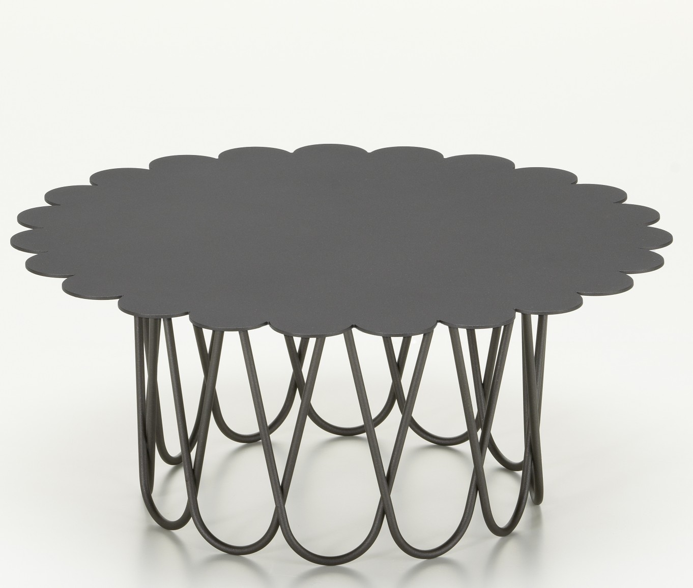 Schwarzer Flower Table von Vitra mit blütenförmiger Tischplatte und filigranem Metallgestell. Design Beistelltisch für Wohnzimmer.