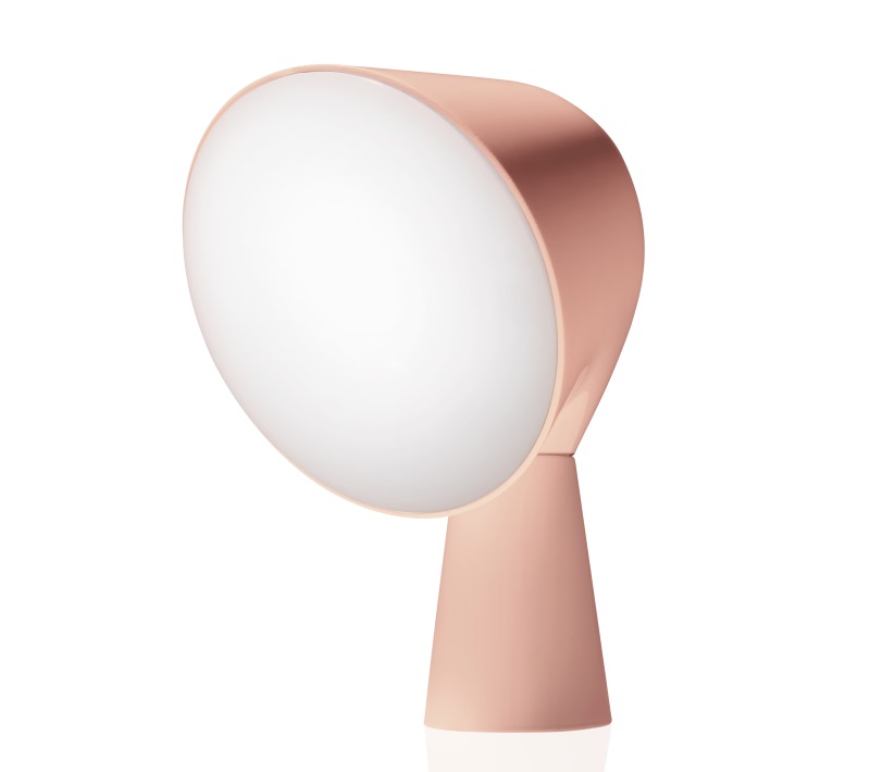 Nahaufnahme der Binic Tischleuchte von Foscarini in Roségold mit weißem Diffusor.