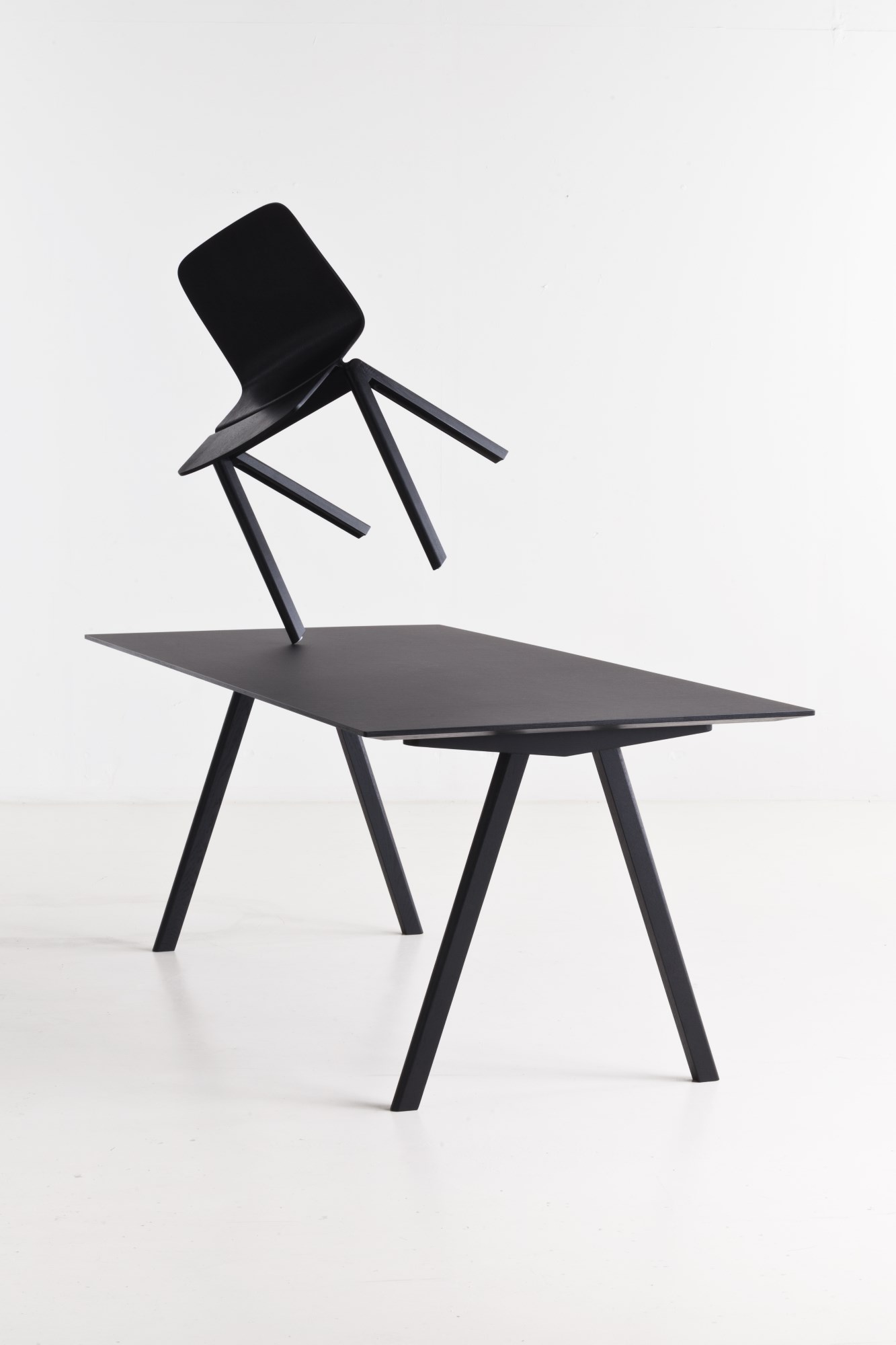 Schwarzer Copenhague Table CPH 10 Tisch von Hay mit Stuhl, modernes Design für Büro und Zuhause.