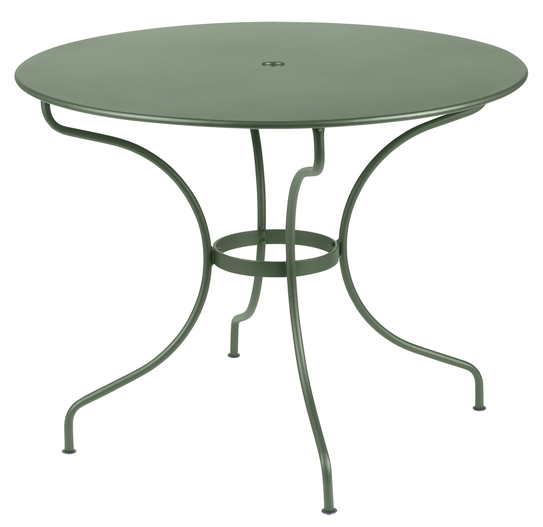 Runder, grüner Opéra+ Gartentisch von Fermob, ideal für den Außenbereich, mit filigranem Metallgestell.