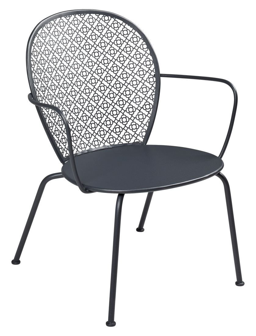 Lorette Sessel von Fermob: Moderner, anthrazitfarbener Outdoor Sessel aus Metall mit filigranem Blumenmuster im Rückenteil.