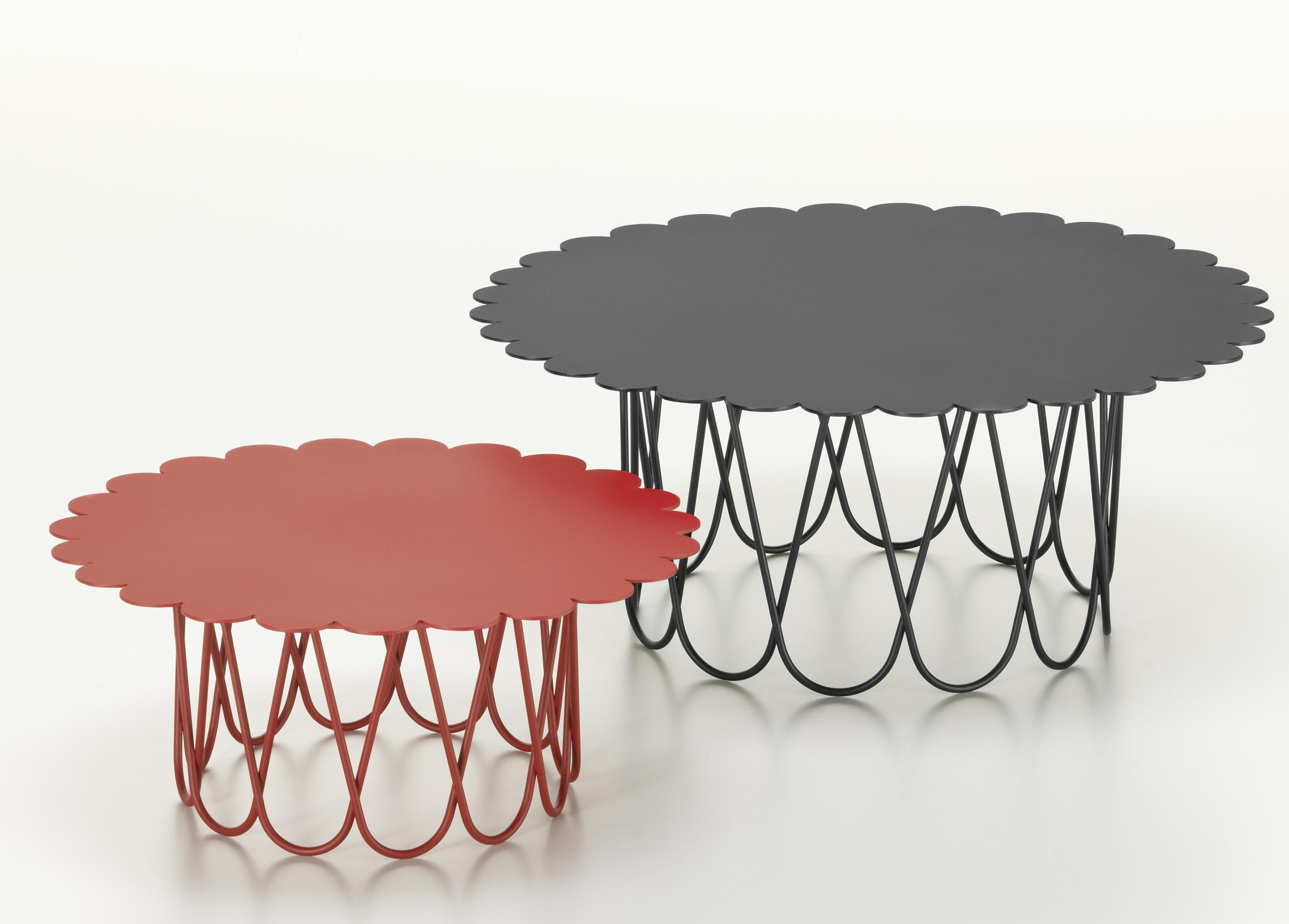 Vitra Flower Table Beistelltische in Rot und Schwarz mit blütenförmigen Tischplatten und Drahtgestell.