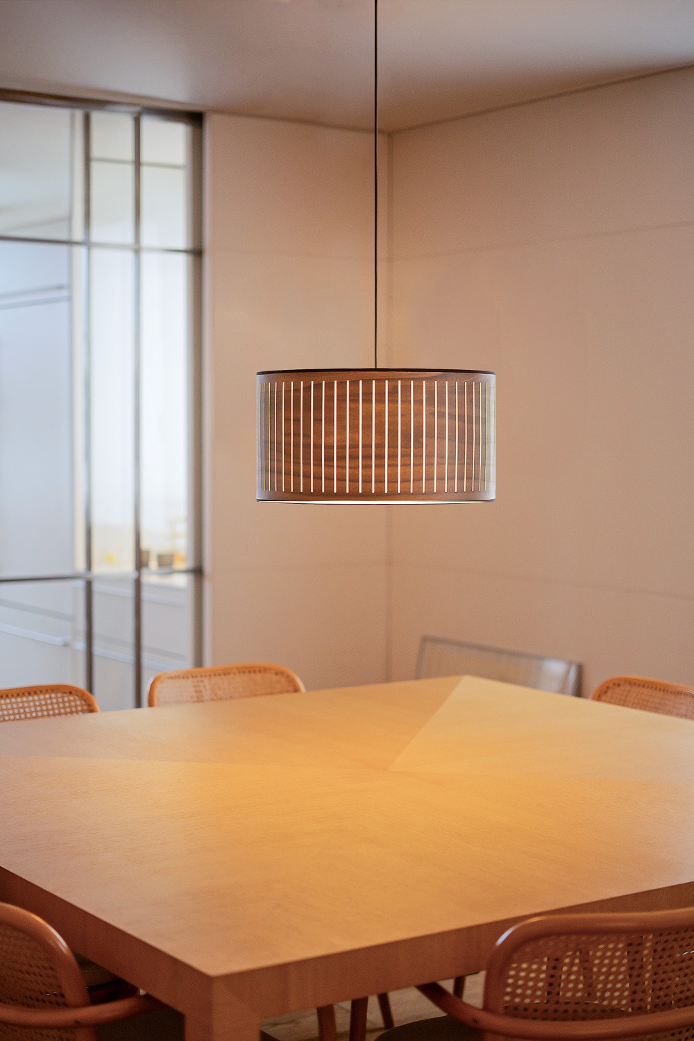 Nomon Autumn Pendelleuchte aus Holz über einem Esstisch, moderne Hängeleuchte für Wohnzimmer und Esszimmer.