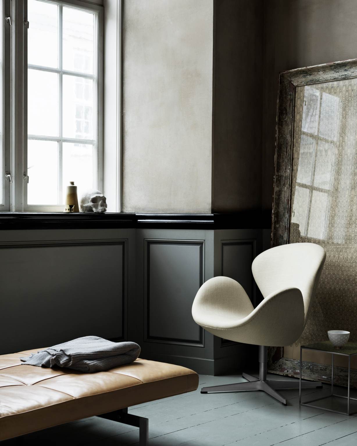 Beige PK 80 Liege von Fritz Hansen mit Lederbezug und Sessel in stilvollem Interieur.