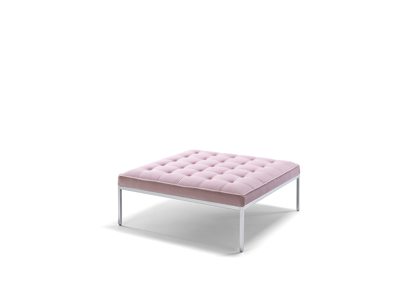 Rosa Relax Florence Bank von Knoll International mit quadratischer Form und Knopfheftung.