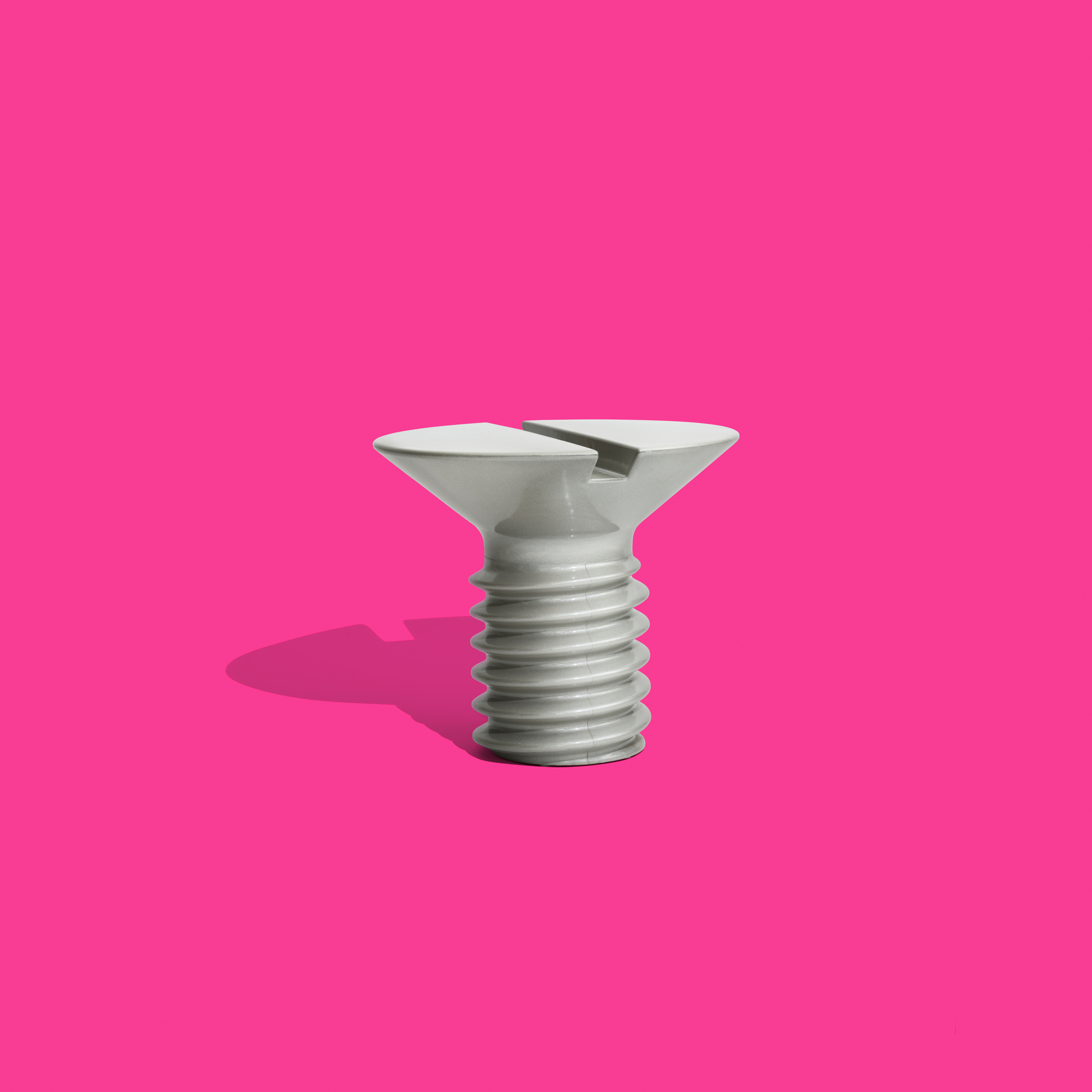 Weißer Screw Tisch von Eero Aarnio Originals, kleiner Beistelltisch in Schraubenform auf pinkem Hintergrund.