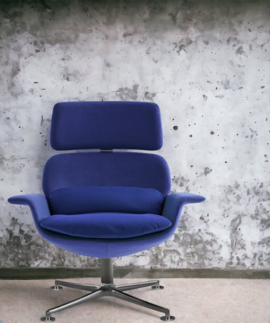 Blauer KN02 Drehsessel von Knoll International mit hoher Rückenlehne und Drehfuß.