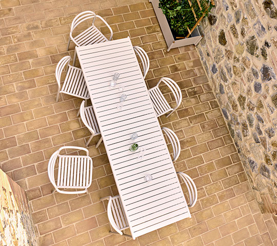 Rechteckiger Bliss Esstisch in Sand mit passenden Stühlen für den Außenbereich. Cane-Line Gartentisch.