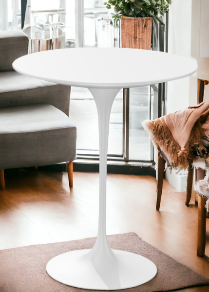 Weißer Saarinen Beistelltisch von Knoll International, runde Tischplatte und zentraler Fuß im Wohnzimmer.