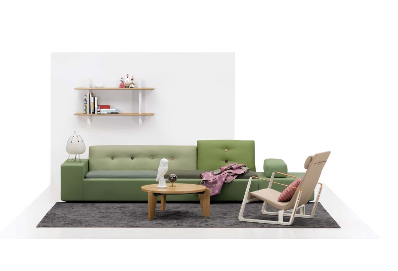 Wohnzimmer-Szene mit grünem Sofa, Sessel und rundem Gueridon Bas Tisch von Vitra aus Holz.