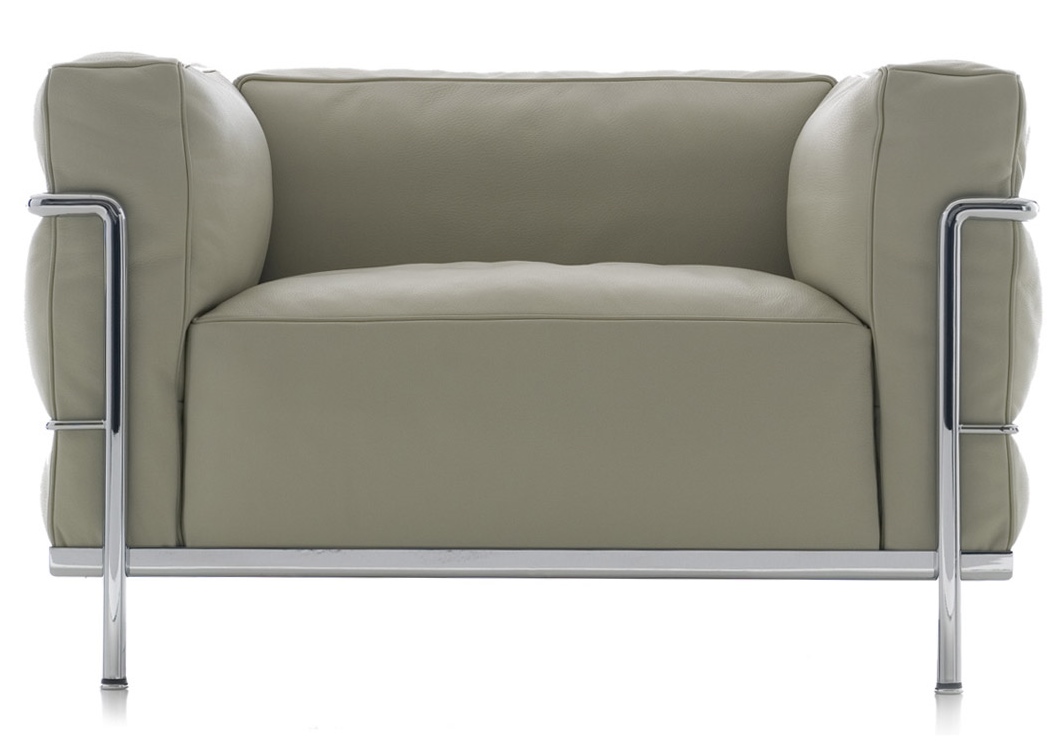 Frontansicht des Cassina 3 Fauteuil Grand Confort Sessels mit hellgrauem Lederbezug und verchromtem Stahlrohrgestell.
