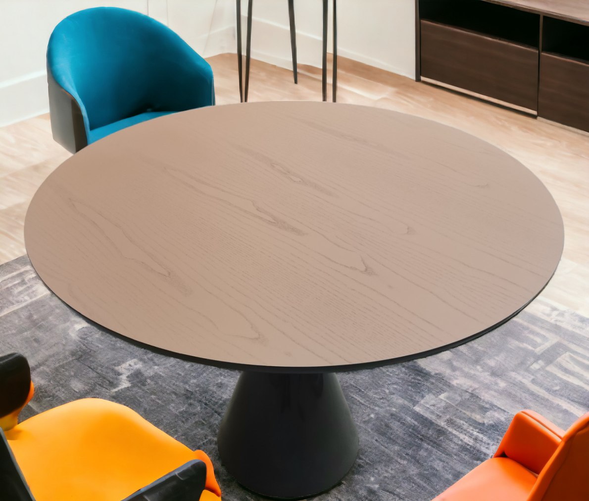 Runder Pion Esstisch NUDE von Sancal, Durchmesser 100 cm, mit farbigen Stühlen.