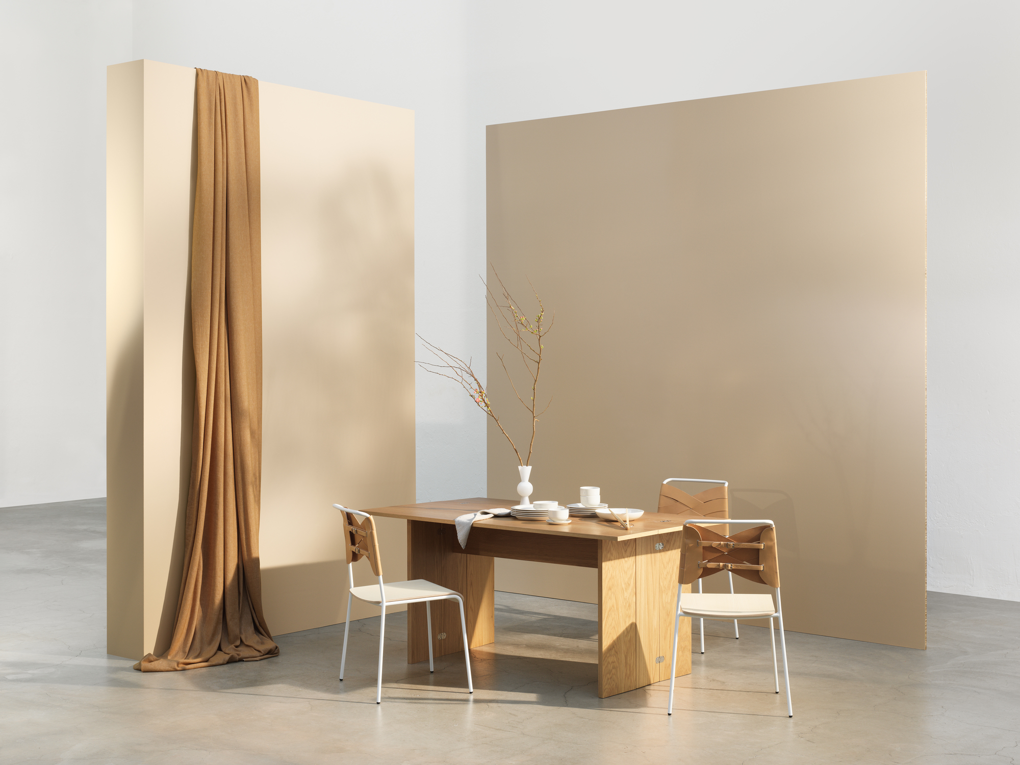 Design House Stockholm Flip Table Klapptisch aus Holz mit Stühlen und Geschirr.