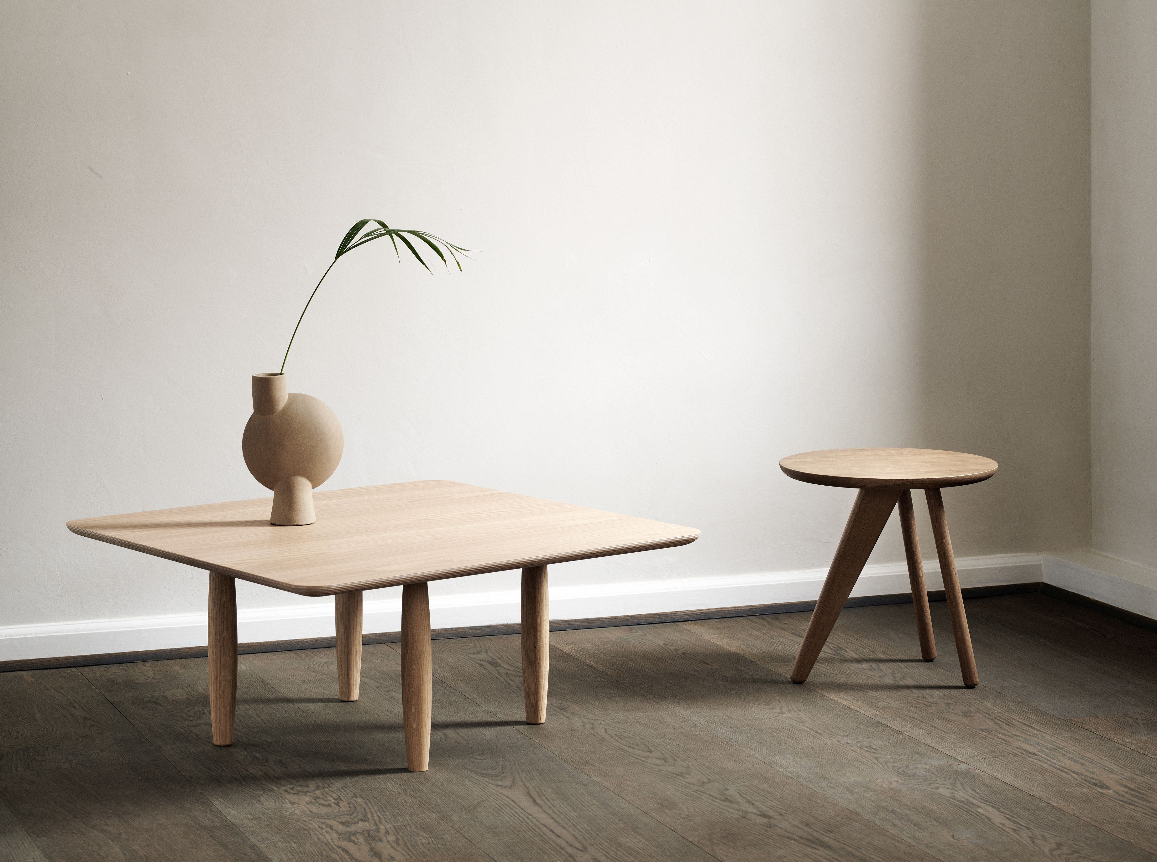 Oku Couchtisch von Norr11 aus Eiche, quadratisch mit runden Kanten und passendem Hocker.