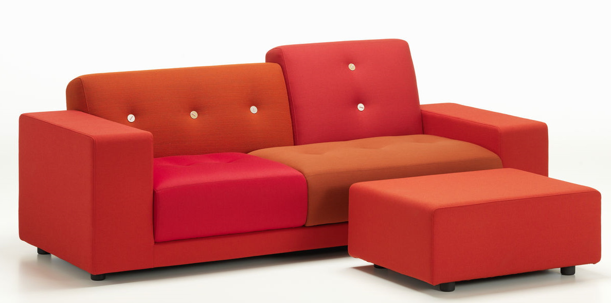 Roter Polder Ottoman von Vitra neben passendem Sofa. Moderne Sitzgelegenheit für Wohnzimmer und Büro.