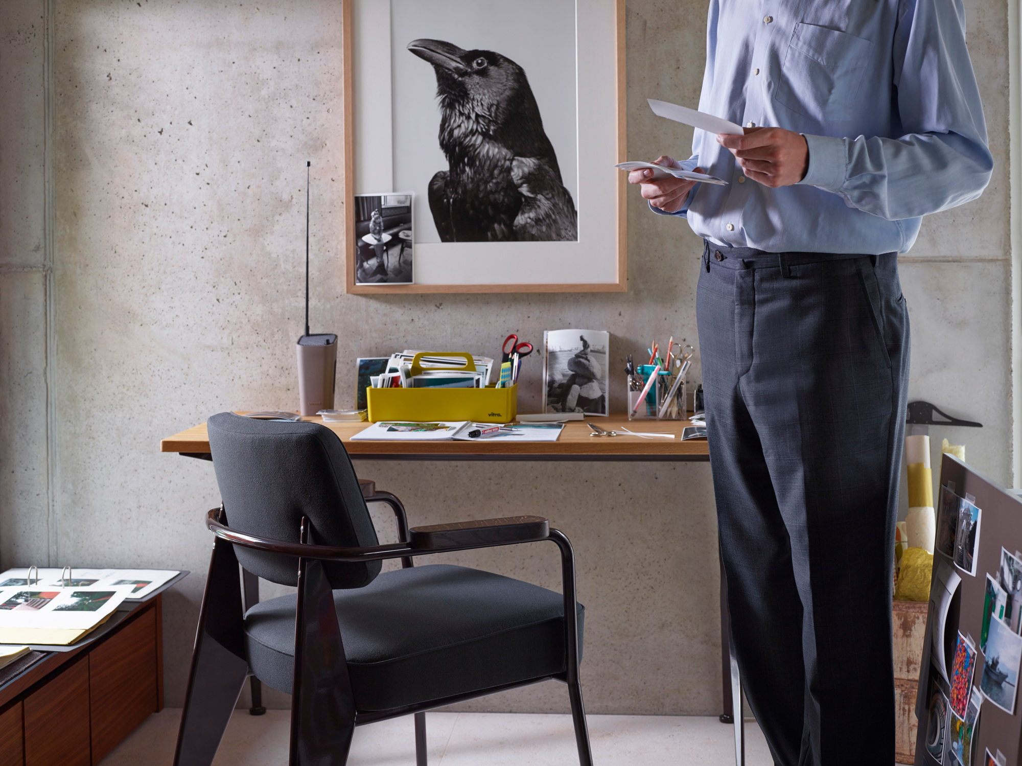 Vitra Compas Direction Schreibtisch aus Holz mit Stuhl und Person im modernen Büro.