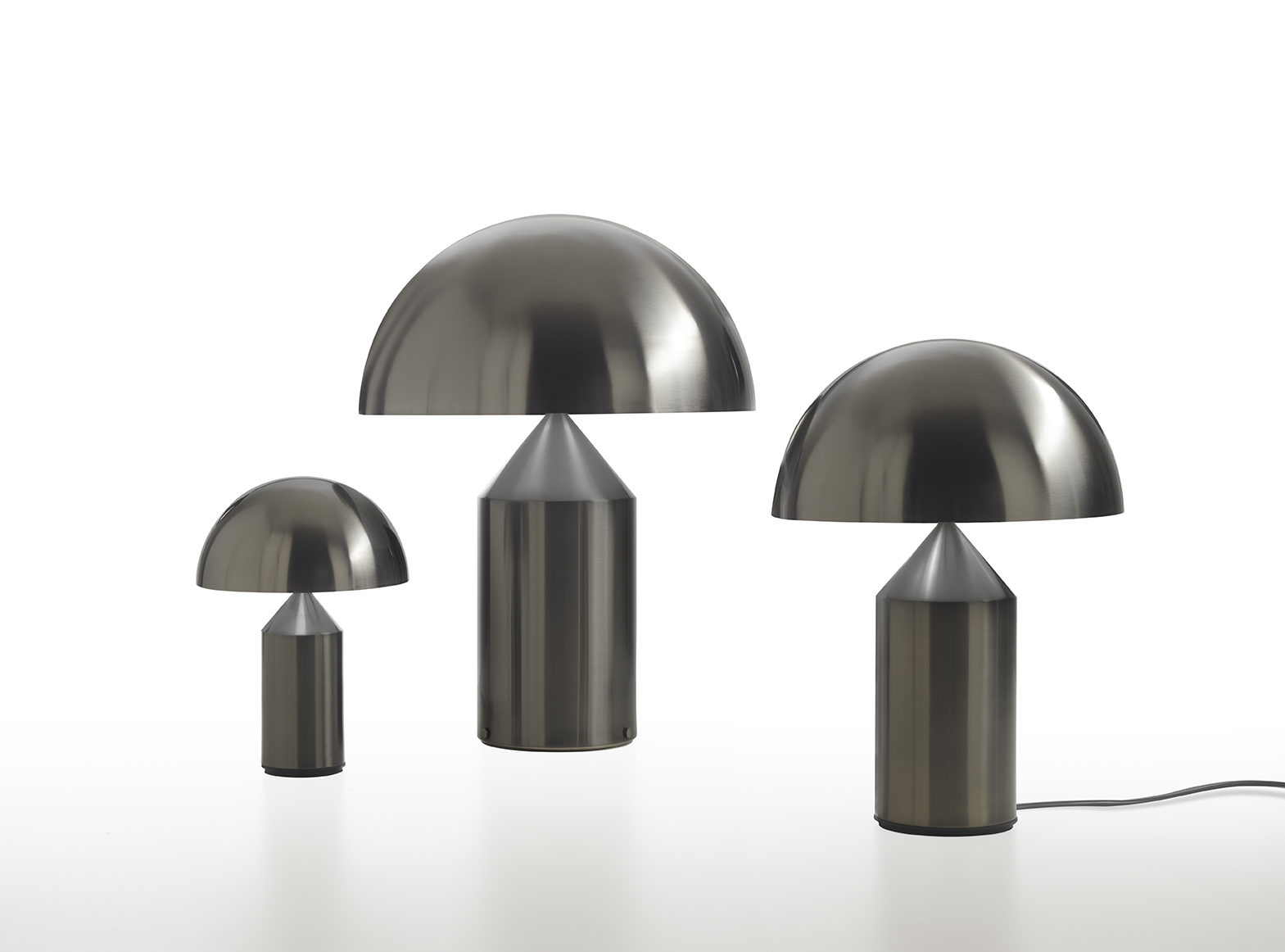 Drei Atollo Tischleuchten in Nickel von Oluce, verschiedene Größen, modernes Design.