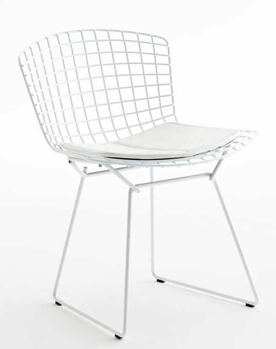 Weißer Bertoia Stuhl von Knoll International für den Außenbereich mit Sitzkissen. Design Gartenstuhl.